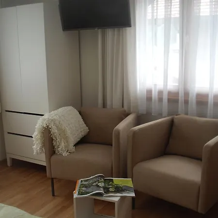 לינה וארוחת בוקר Gaestehaus Laesser מלאו